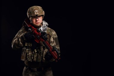 Kask boş siyah arka plan üzerine silahlı asker fotoğrafı