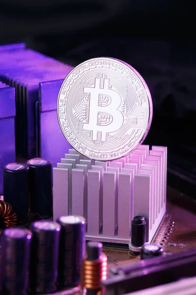 Imagen de moneda virtual, bitcoin y procesador sobre fondo rosa —  Fotos de Stock
