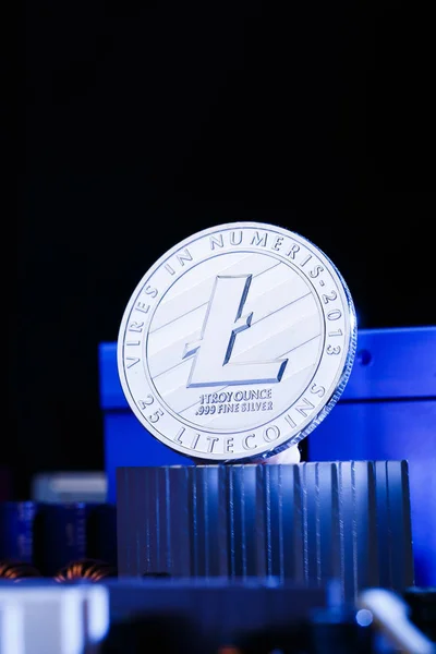 Εικόνα της crypto νόμισμα litecoin και τον επεξεργαστή σε μπλε φόντο — Φωτογραφία Αρχείου