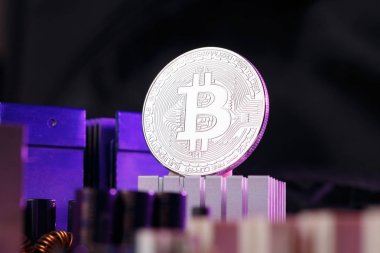 Kripto para birimi, bitcoin ve işlemci üzerinde pembe bir arka plan resmi