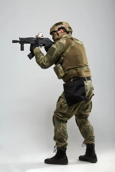 Imagem de apontar o homem militar com arma — Fotografia de Stock