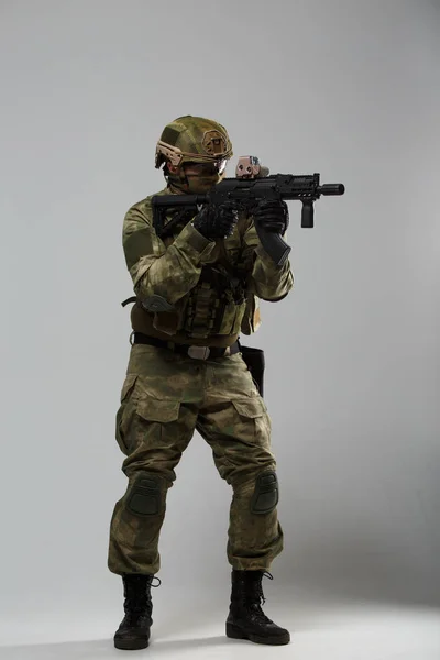 Ganzkörperporträt eines Soldaten in Tarnung mit Gewehr — Stockfoto
