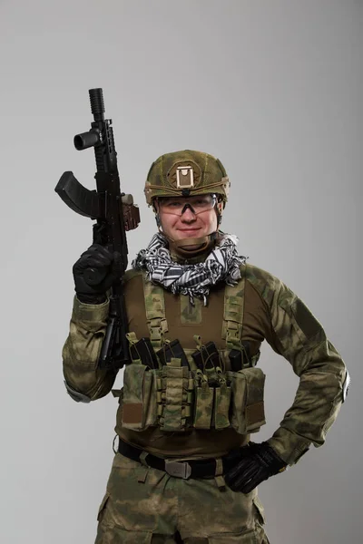 スタジオで銃を持つ軍事男の画像 — ストック写真