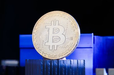 Sanal para, bitcoin ve işlemci üzerinde mavi arka plan görüntüsü