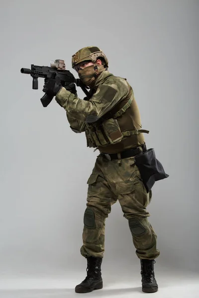 Foto completa de soldado em camuflagem com arma — Fotografia de Stock