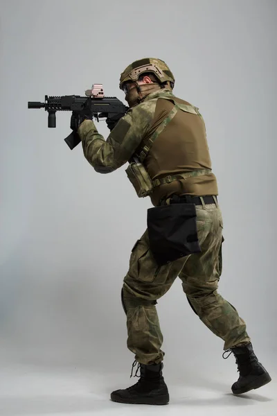 Imagen completa de un militar apuntando con un arma —  Fotos de Stock