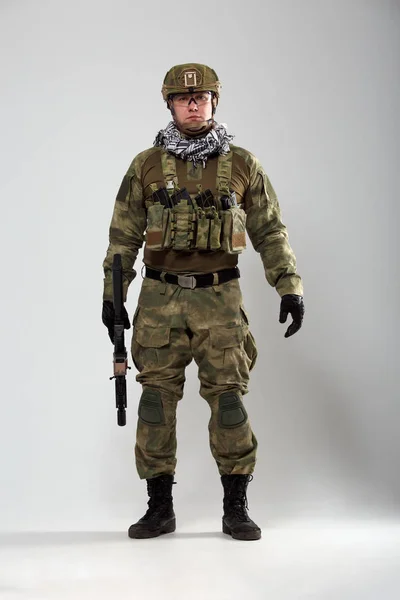 Portrét celovečerní vojáka se zbraní v ruce — Stock fotografie