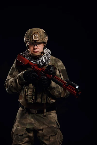 Retrato de soldado com armas — Fotografia de Stock