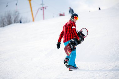 Snowboard ile yürüyüş atlet arka fotoğraf