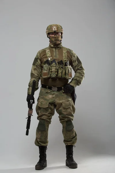 Foto completa de homem militar com arma — Fotografia de Stock
