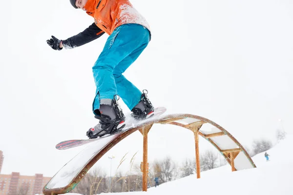 Obrázek sportive muže lyžování na snowboardu od odrazový můstek — Stock fotografie