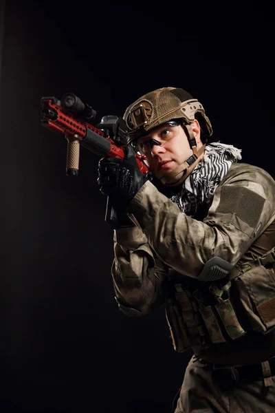 Retrato de soldado apontando com arma — Fotografia de Stock