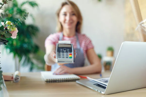 Mulher está oferecendo terminal de pagamento para pagar com cartão de crédito — Fotografia de Stock