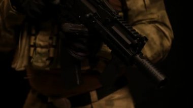 Askeri adam portresi. Karanlık anahtar. Görüntüleri kamera hareket ile.