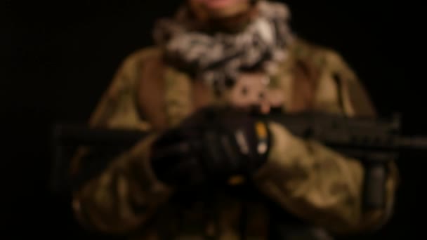 Portrait d'un militaire. Clé sombre. Images avec mouvement de caméra . — Video
