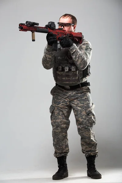 Imagen completa del hombre militar apuntando en casco con pistola —  Fotos de Stock