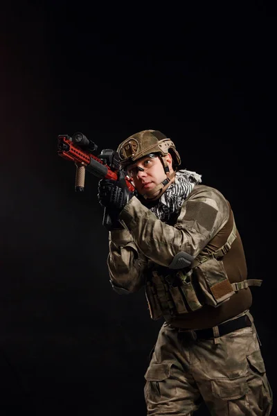 Foto de soldado apontando com arma — Fotografia de Stock