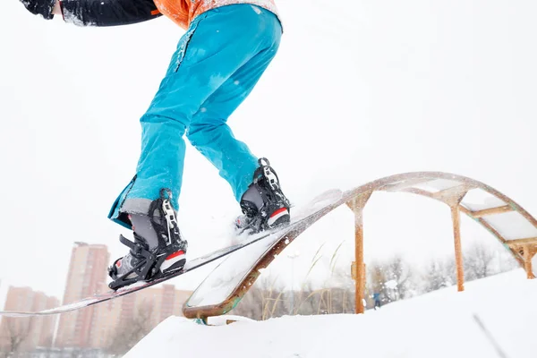 Imagen de la parte inferior del hombre deportivo esquiando en snowboard con trampolín — Foto de Stock