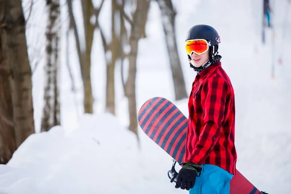 Imagen del deportista con snowboard en el fondo del parque invernal —  Fotos de Stock