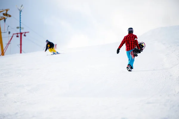 Φωτογραφία από το περπάτημα snowboarders στο χειμερινό πάρκο — Φωτογραφία Αρχείου