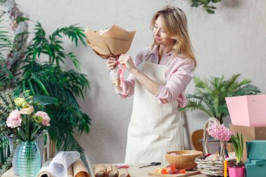Buket masasında görmek marmelat, kağıt yapım önlük çiçekçi fotoğrafı