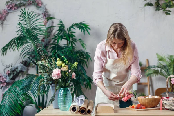 Professional florist working in flower shop. — Stock Photo, Image