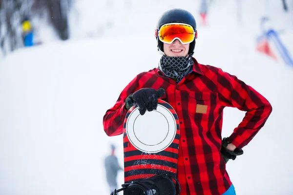 Image d'athlète debout avec snowboard dans le parc d'hiver — Photo