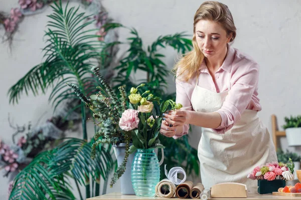 Florista profissional trabalhando em loja de flores . — Fotografia de Stock