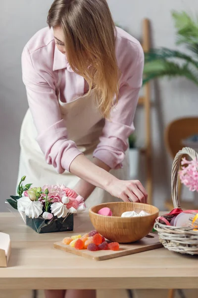 Изображение флористки, делающей букет зефира, цветы — стоковое фото