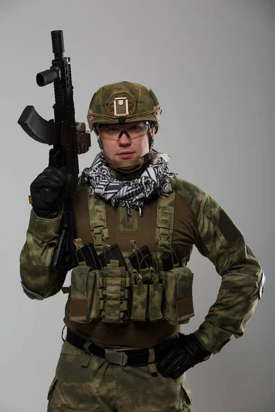 Soldat mit Schutzbrille und Waffe in der Hand — Stockfoto