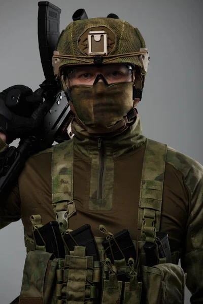Soldater bild i kamouflage med pistol i studio — Stockfoto