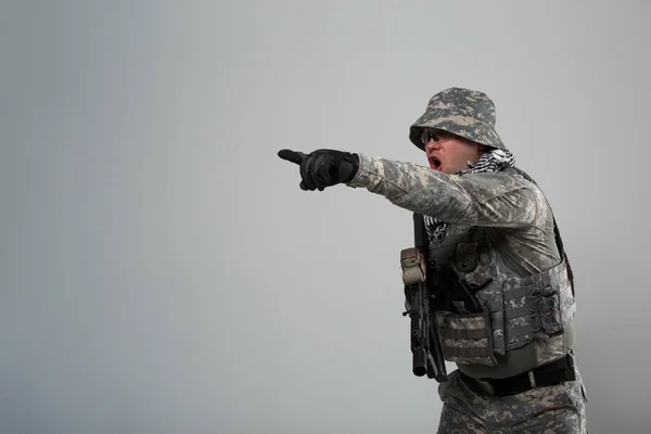 Bild eines Militärmannes mit Helm und zur Seite zeigender Hand — Stockfoto