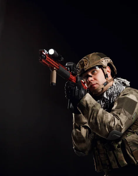 Imagem de soldado apontando com arma — Fotografia de Stock