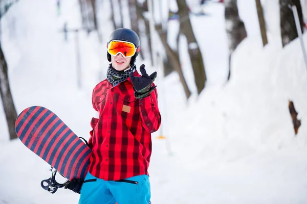 Foto van sportieve man met helm met snowboard — Stockfoto