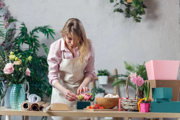 Image of blonde florist making composition of flowers — Stock Photo, Image