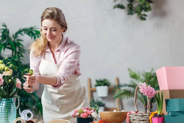 花卉店工作的专业花商. — 图库照片