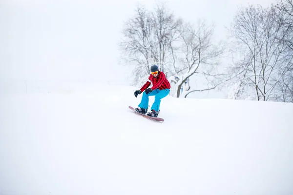 Obraz człowieka snowboardzista, skoki na snowy wzgórza — Zdjęcie stockowe