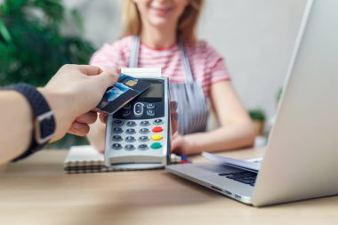 Mobil ödeme Paypass çiçek dükkanında.