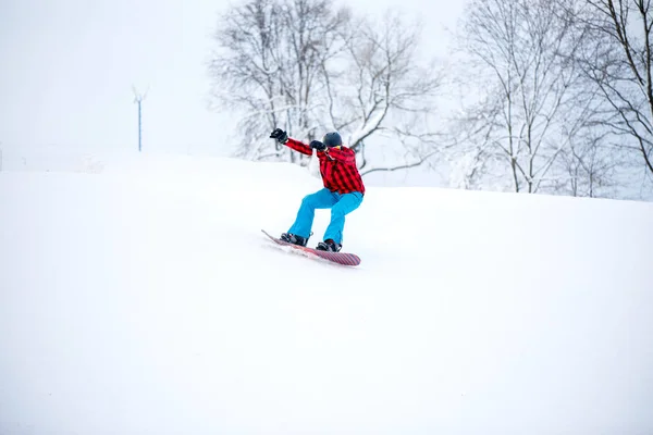Obrázek snowboardista muže na koni zasněženého kopce — Stock fotografie