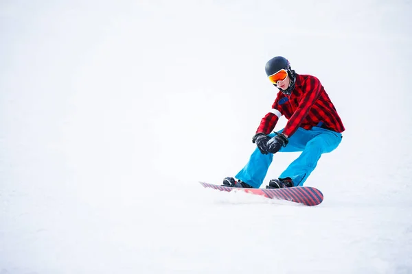 Imagem do atleta com snowboard equitação em resort nevado — Fotografia de Stock