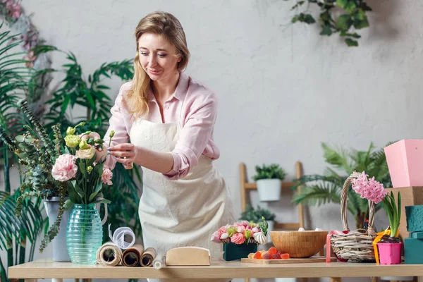 Professional florist working in flower shop. — Stock Photo, Image