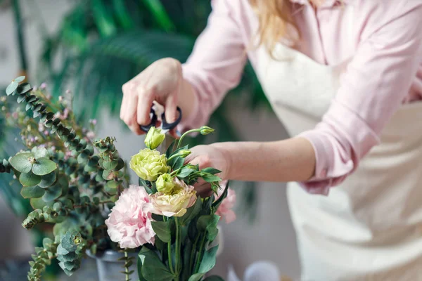 Retrato de florista mulher com tesoura com flores — Fotografia de Stock