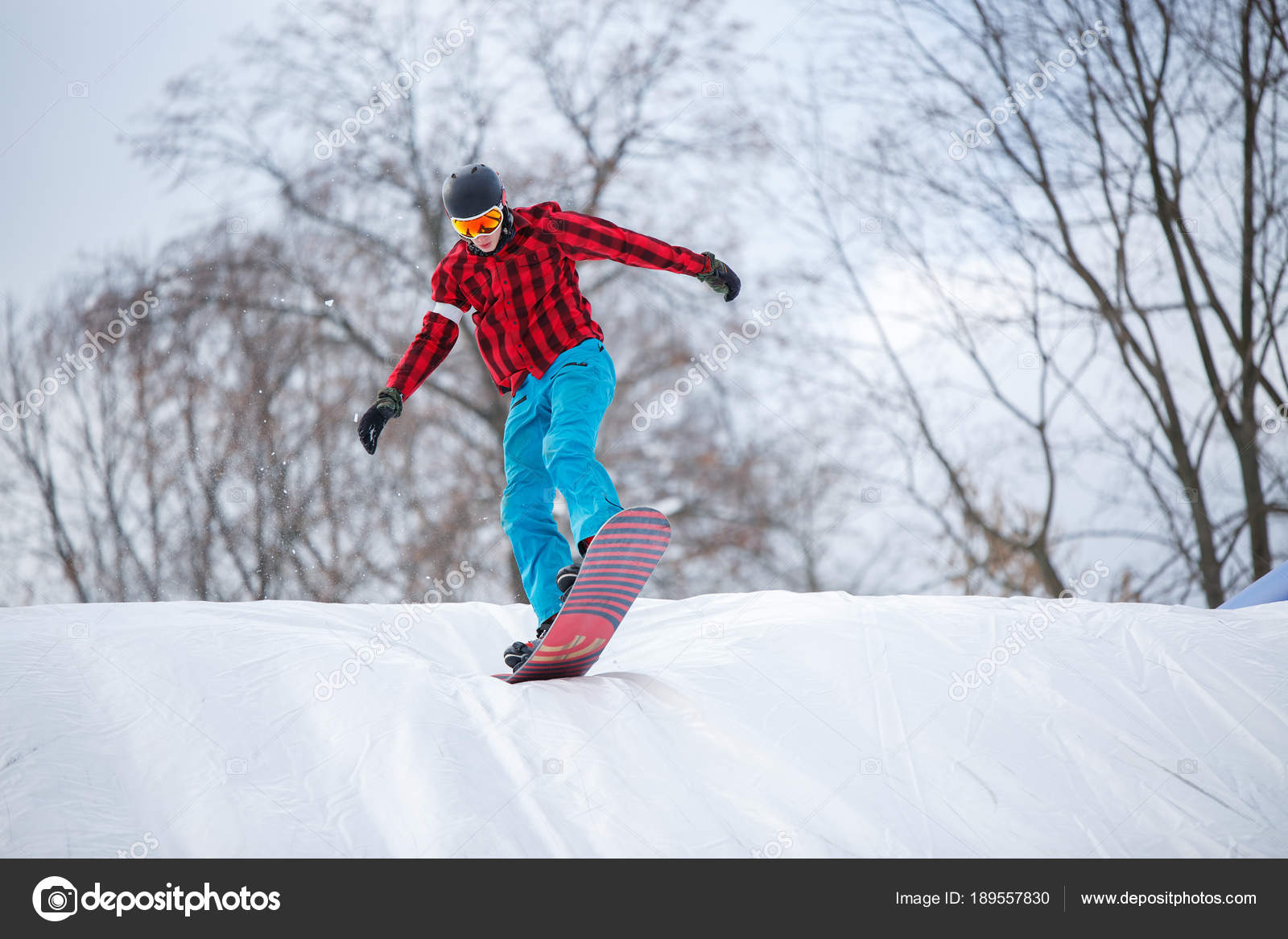 Afbeelding Van De Mens In De Helm Riding Snowboard Van Sneeuw Helling Stockfoto Rechtenvrije Foto Door C Logoff Afbeelding Van De Mens In De Helm Riding Snowboard Van Sneeuw Helling Stockfoto Rechtenvrije Foto Door C Logoff