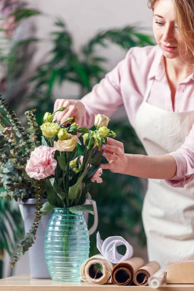 Ritratto di fiorista donna con vaso e mazzo di fiori — Foto Stock