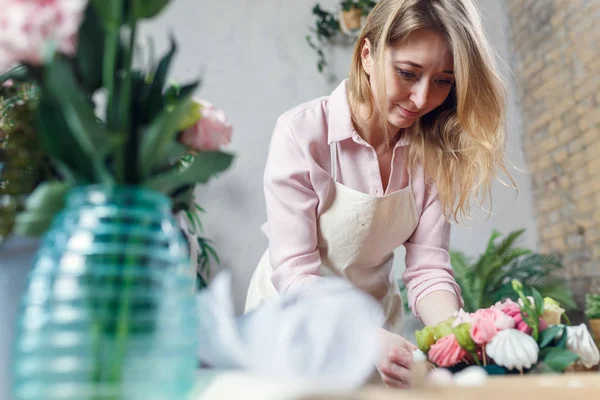 Foto de floristería haciendo ramo en la mesa — Foto de Stock