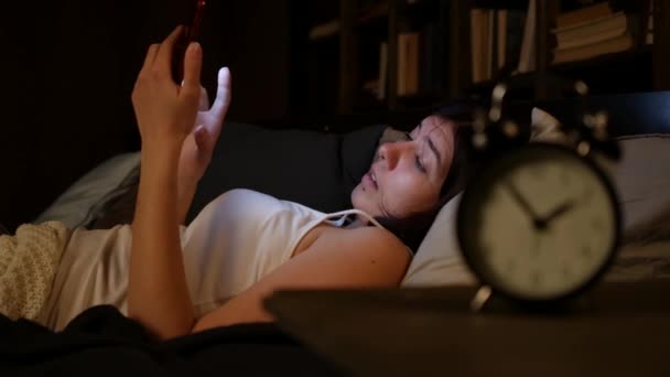 Vrouw heeft slapeloosheid — Stockvideo