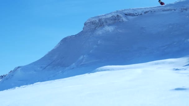 Сноубордист прыгает в небо , — стоковое видео
