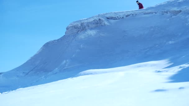 Snowboardista skočí do nebe, — Stock video
