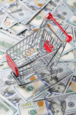 Boş arabası ayakta dolar yığını