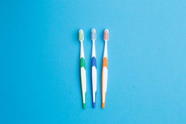 Üç diş fırçaları, yazıt için bir yer
